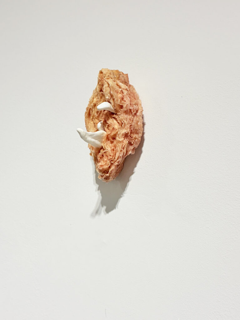 L'Ombre du corps, 2026. Galerie Le Trécarré, N-É. Photo : C Patenaude // 2026. Isolant, acrylique. 14 x 7 x 9 cm.