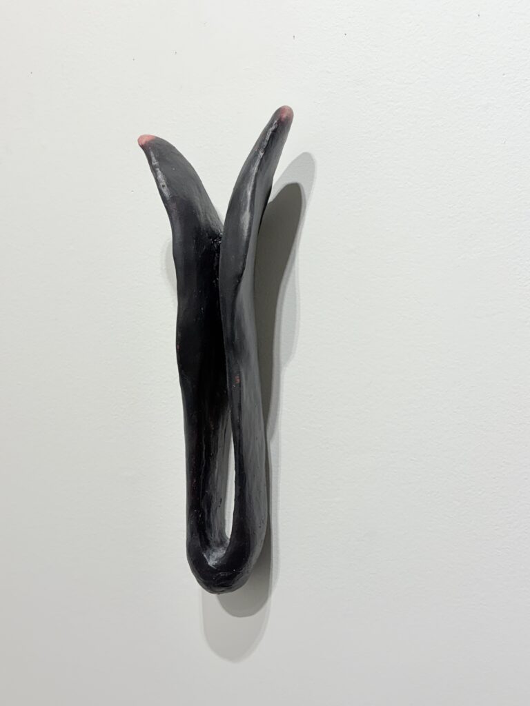 L'Ombre du corps, 2026. Galerie Le Trécarré, N-É. Photo C Patenaude // 2024. Argile, acrylique. 30 x 9 x 7 cm.